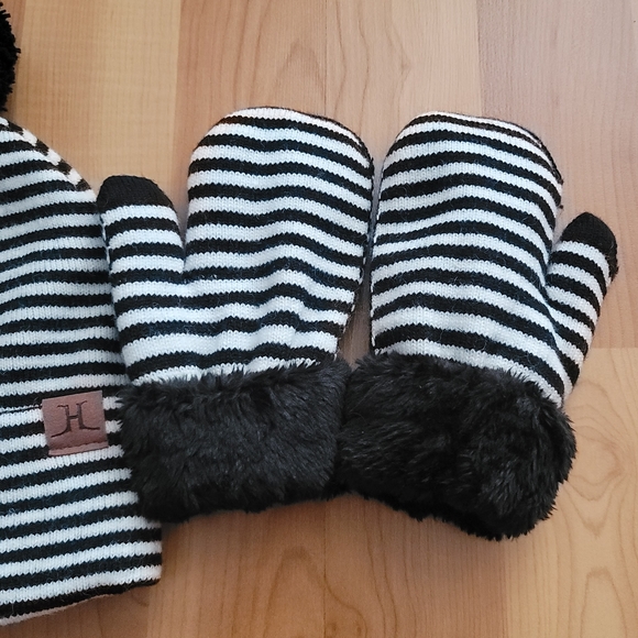 Toddler Girls Boys Black White Striped Hat & Mitten Set Pom Pom NWT Size 2T-3T - Picture 7 of 10